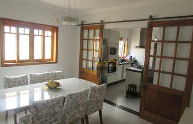 Imagem: A casa possui 3 Dormitórios, 2 Banheiros, 2 Vagas na garagem