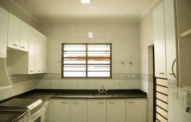 Imagem: A casa possui 3 Dormitórios, 2 Banheiros, 1 Vaga na garagem