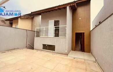 Imagem: A casa possui 3 Dormitórios, 2 Banheiros, 2 Vagas na garagem