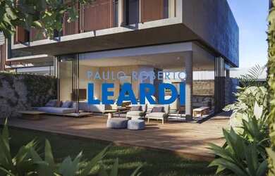 Imagem: A casa em condomínio e possui 4 Dormitórios, 4 Banheiros