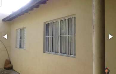 Imagem: A casa possui 3 Dormitórios, 1 Banheiro, 2 Vagas na garagem