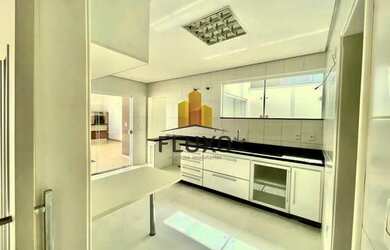 Imagem: A casa em condomínio possui 3 Dormitórios, 1 Banheiro, 4 Vagas