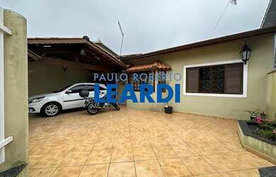 Imagem: A casa possui 3 Dormitórios, 4 Banheiros, 2 Vagas na garagem