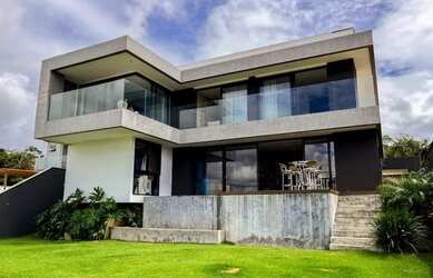 Imagem: A casa em condomínio possui 4 Dormitórios, 5 Banheiros, 4