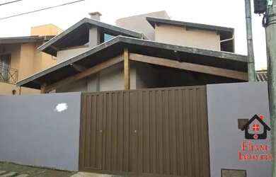 Imagem: A casa possui 4 Dormitórios, 3 Banheiros, 4 Vagas na garagem