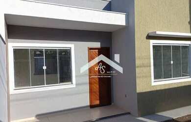 Imagem: A casa possui 3 Dormitórios, 2 Banheiros, 2 Vagas na garagem