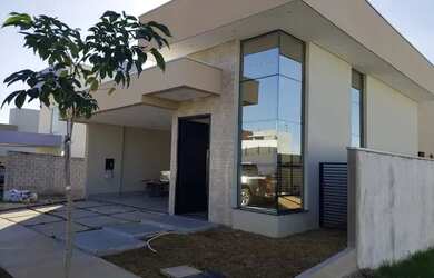 Imagem: A casa em condomínio possui 3 Dormitórios, 4 Banheiros, 2