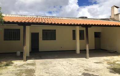 Imagem: A casa possui 3 Dormitórios, 1 Banheiro, 5 Vagas na garagem