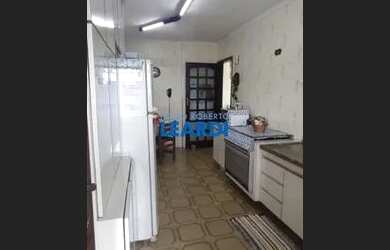 Imagem: O apartamento possui 3 Dormitórios, 1 Banheiro, 1 Vaga na garagem