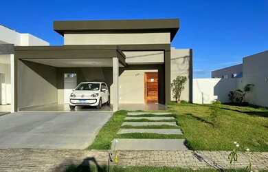 Imagem: A casa possui 3 Dormitórios, 3 Banheiros, 4 Vagas na garagem