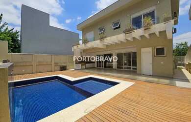 Imagem: A casa possui 4 Dormitórios, 5 Banheiros, 4 Vagas na garagem