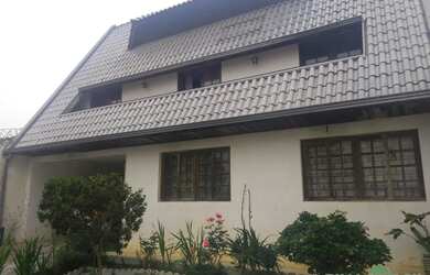 Imagem: A casa possui 4 Dormitórios, 3 Banheiros, 2 Vagas na garagem