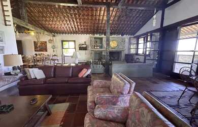 Imagem: A casa possui 3 Dormitórios, 3 Banheiros, 2 Vagas na garagem