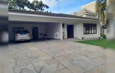 Imagem: A casa possui 3 Dormitórios, 5 Banheiros, 2 Vagas na garagem