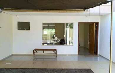 Imagem: A casa possui 3 Dormitórios, 2 Banheiros, 1 Vaga na garagem