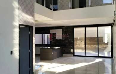 Imagem: A casa em condomínio possui 3 Dormitórios, 2 Banheiros, 4