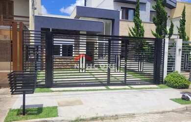 Imagem: A casa possui 3 Dormitórios, 2 Banheiros, 2 Vagas na garagem