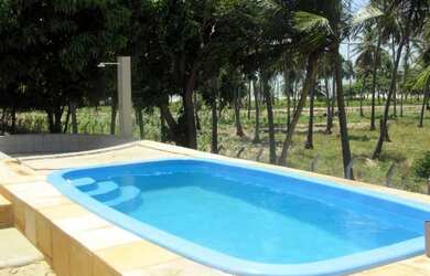 Imagem: A casa possui 4 Dormitórios, Acomodam 12 pessoas e 5 Vagas