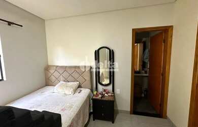 Imagem: A casa possui 3 Dormitórios, 2 Banheiros, 5 Vagas na garagem