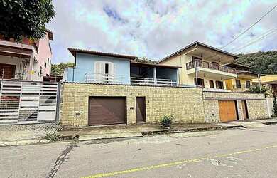 Imagem: A casa possui 3 Dormitórios, 3 Banheiros, 3 Vagas na garagem