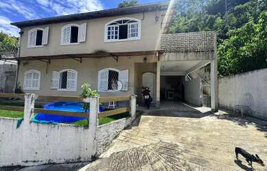 Imagem: A casa possui 5 Dormitórios, 3 Banheiros, 2 Vagas na garagem