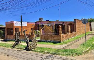 Imagem: A casa possui 4 Dormitórios, 3 Banheiros, 3 Vagas na garagem