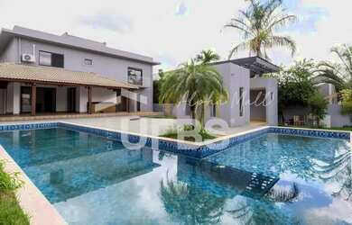 Imagem: A casa em condomínio possui 4 Dormitórios, 4 Banheiros, 4