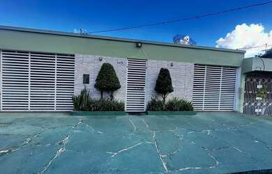 Imagem: A casa possui 4 Dormitórios, 3 Banheiros, 2 Vagas na garagem