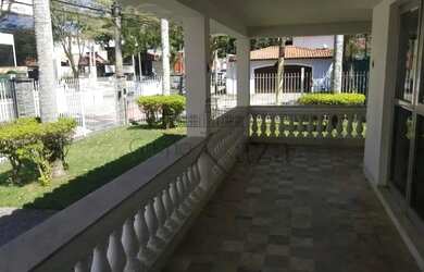 Imagem: A casa possui 4 Dormitórios, 4 Banheiros, 5 Vagas na garagem