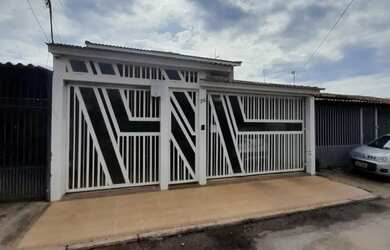 Imagem: A casa possui 5 Dormitórios, 3 Banheiros, 4 Vagas na garagem