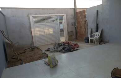 Imagem: A casa possui 2 Dormitórios, 2 Banheiros, 2 Vagas na garagem