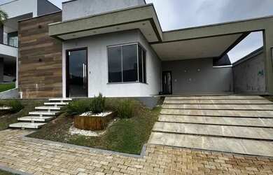 Imagem: A casa em condomínio possui 2 Dormitórios, 1 Banheiro, 2 Vagas