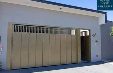 Imagem: A casa possui 3 Dormitórios, 2 Banheiros, 2 Vagas na garagem