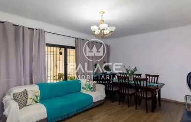 Imagem: A casa possui 4 Dormitórios, 3 Banheiros, 3 Vagas na garagem