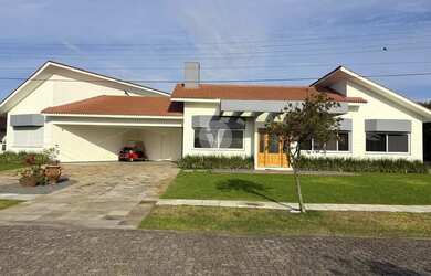 Imagem: A casa em condomínio possui 4 Dormitórios, 5 Banheiros, 2