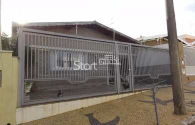 Imagem: A casa possui 3 Dormitórios, 4 Banheiros, 5 Vagas na garagem