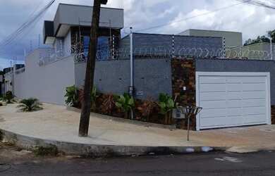 Imagem: A casa possui 3 Dormitórios, 3 Banheiros, 2 Vagas na garagem