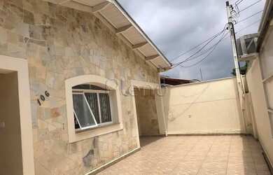 Imagem: A casa possui 3 Dormitórios, 1 Banheiro, 2 Vagas na garagem