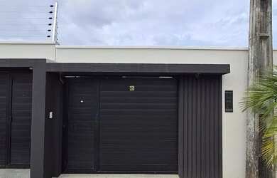 Imagem: A casa possui 3 Dormitórios, 2 Banheiros, 2 Vagas na garagem