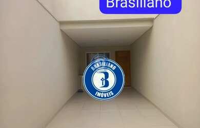 Imagem: A casa possui 3 Dormitórios, 2 Banheiros, 2 Vagas na garagem