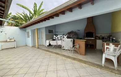 Imagem: A casa possui 3 Dormitórios, 3 Banheiros, 2 Vagas na garagem