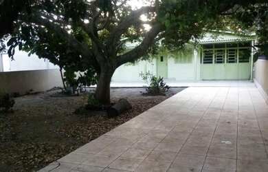 Imagem: A casa possui 4 Dormitórios, 2 Banheiros, 1 Vaga na garagem