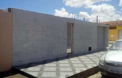 Imagem: A casa possui 4 Dormitórios, 2 Banheiros, 1 Vaga na garagem