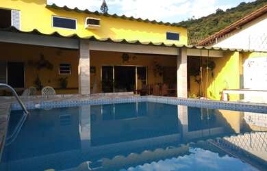 Imagem: A casa possui 3 Dormitórios, 4 Vagas na garagem e está localizado