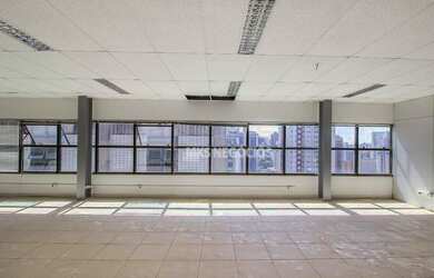 Imagem: O depósito possui 3 Vagas na garagem e 700m² de Área e está