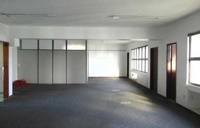 Imagem: O depósito possui 2 Vagas na garagem e 130m² de Área e está