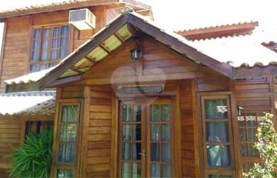 Imagem: A casa em condomínio possui 4 Dormitórios, 2 Banheiros, 1