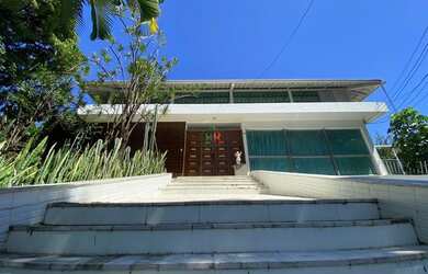 Imagem: A casa possui 5 Dormitórios, 5 Banheiros, 5 Vagas na garagem