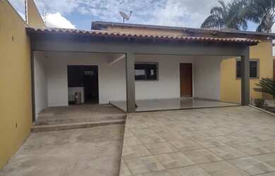 Imagem: A casa possui 3 Dormitórios, 3 Banheiros, 3 Vagas na garagem