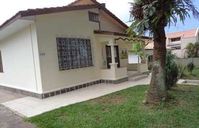 Imagem: A casa possui 3 Dormitórios, 2 Banheiros, 1 Vaga na garagem